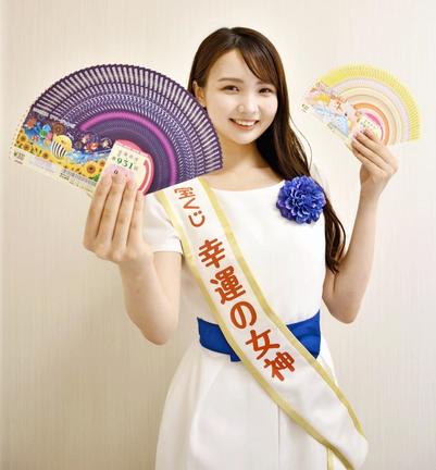 「この夏一番の運試しを体験してほしい」と話す大沢享花さん＝松江市殿町、山陰中央新報社