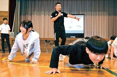 体力づくりの方法紹介 ラグビー女子日本代表元コーチ、出雲の小学生に