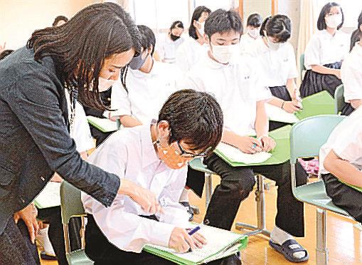 清水由紀子ＮＩＥ担当から指導を受ける生徒＝松江市鹿島町名分、鹿島中学校