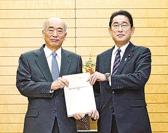 防衛力強化に関する有識者会議の佐々江賢一郎座長（左）から報告書を受け取る岸田首相＝２８日午前、首相官邸