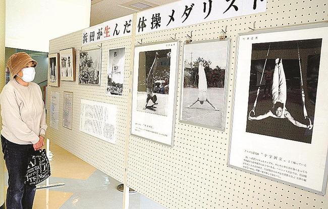 地元の五輪出場選手の写真が並ぶ会場＝浜田市三隅町古市場、アクアみすみ