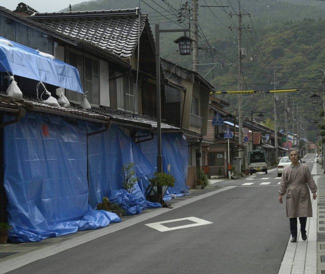鳥取県西部地震で被災し、ブルーシートで覆われた家屋＝２０００年１０月１８日、同県日野町黒坂