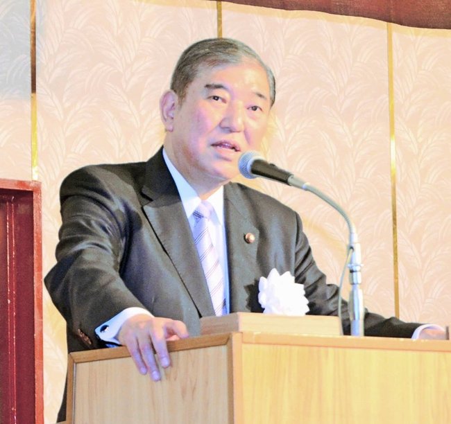 自民党鳥取県連主催の国政報告会で演説する石破茂県連会長＝鳥取市今町２丁目、ホテルニューオータニ鳥取