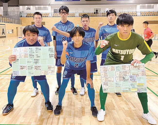 第１回全国特別支援学校フットサル大会で準優勝した松江養護学校乃木校舎の選手たち＝札幌市北ガスアリーナ４６