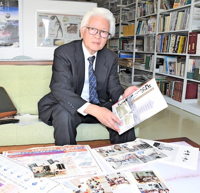 多根良尾氏の生誕100周年記念冊子を手に、思い出を語る奥出雲多根自然博物館の宇田川和義館長=島根県奥出雲町佐白、奥出雲多根自然博物館