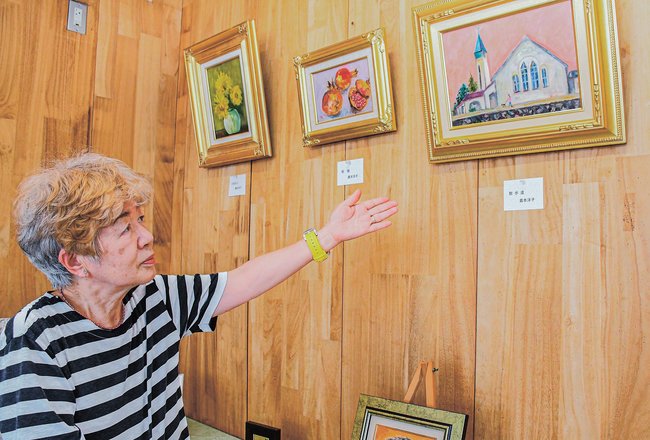作品の説明をする嘉本洋子さん＝松江市東出雲町揖屋、東出雲まちの駅