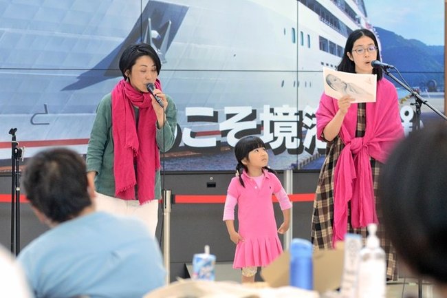歌を披露する女性たち＝境港市竹内団地、境夢みなとターミナル
