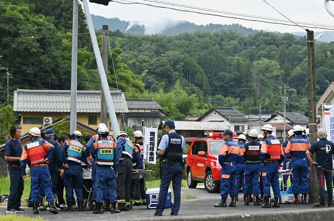 山林火災を受け対応を協議する消防署員や消防団員、安来署員ら＝４日午後５時５０分、安来市広瀬町布部