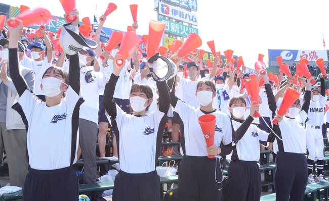 同点で迎えた６回裏、高木和輝選手の逆転打で４ー２となり、湧き上がる浜田高校応援団＝兵庫県西宮市、甲子園