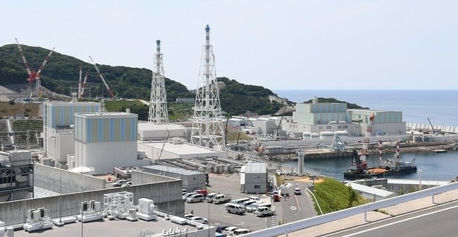 再稼働が迫る島根原発２号機（左奥）。左手前が１号機、右奥が３号機＝６月１９日、松江市鹿島町片句