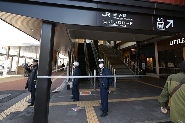 地震で入り口が封鎖されたＪＲ米子駅＝６日午前１１時４５分ごろ、米子市弥生町