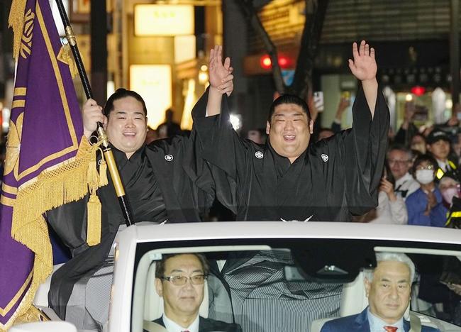 大相撲春場所で新入幕優勝を果たし、パレード前に万歳する尊富士。左は錦富士＝24日、大阪市
