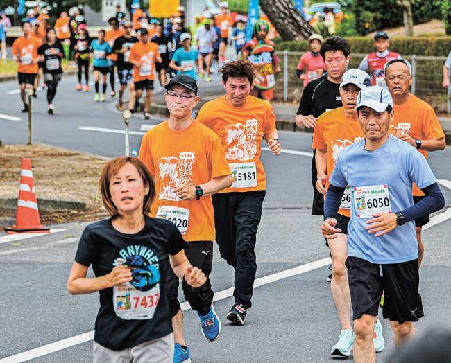 すいか・ながいも健康マラソン大会で力走する参加者＝鳥取県北栄町由良宿、お台場公園