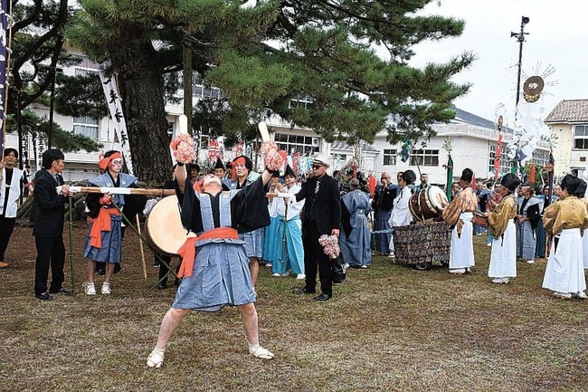天を仰ぐ所作で太鼓を叩く陰陽胴∥島根県隠岐の島町中村