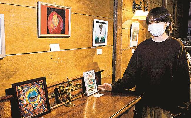 展示作品を紹介する花田桃愛さん＝出雲市塩冶町、蔵カフェおもひで屋