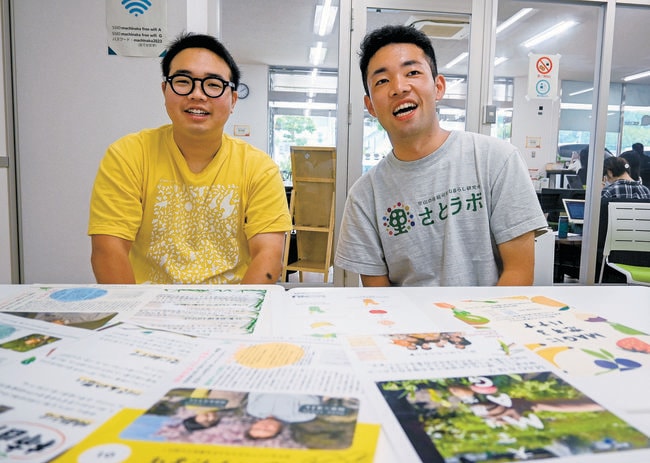 スムージー店「恋するバナナ」を運営する中野一天さん（左）と寺迫麟さん＝浜田市内