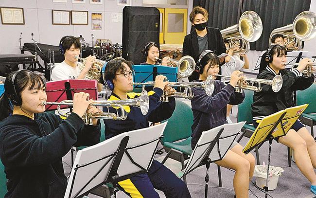 加賀爪忠勝さん（後列左から３人目）の指導を受けて録音に取り組む部員たち＝松江市大庭町、立正大淞南高校