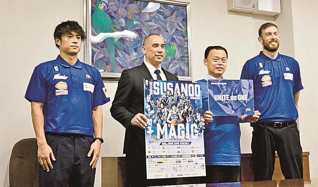 丸山達也知事（右から２人目）と記念撮影する安藤誓哉主将（左端）ら＝松江市殿町、島根県庁