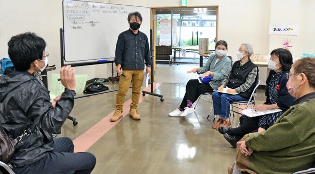 グループに分かれて、当時の経験を語る参加者＝鳥取県日野町根雨、町山村開発センター