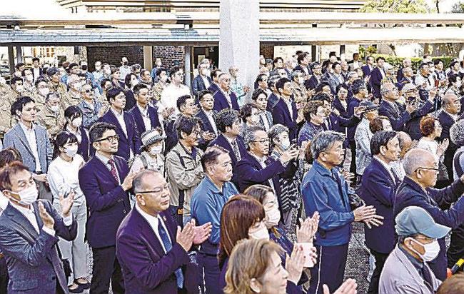 衆院長崎４区の補欠選挙が告示され、候補者の出陣式に集まった人たち＝１０日、長崎県佐世保市