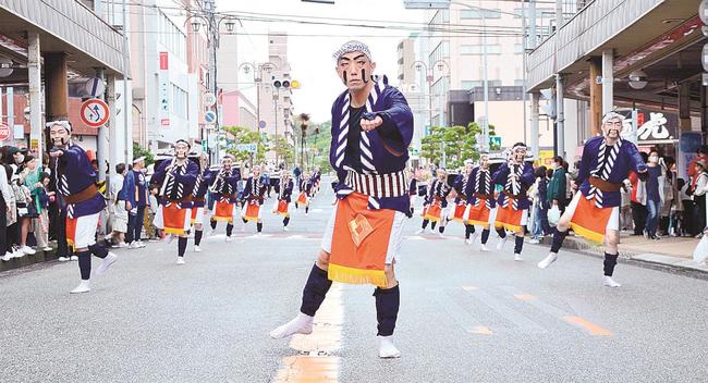 ＪＲ浜田駅の駅前商店街「銀天街」を列を組んで勇壮に練り歩くやっこ隊＝浜田市浅井町