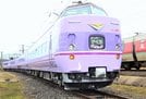 紫を基調に塗装されたスーパーやくも色の３８１系車両＝出雲市東神西町、後藤総合車両所出雲支所