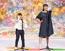 グランプリ大会で振り付けを交えて歌う明石さん親子＝東京都、ＥＸシアター六本木