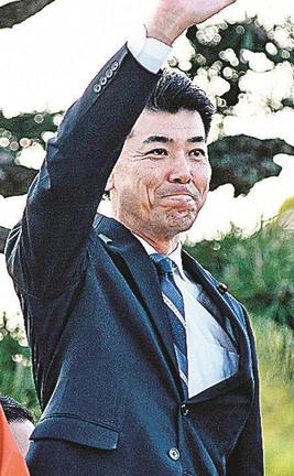 有権者に手を振る泉健太代表＝松江市内
