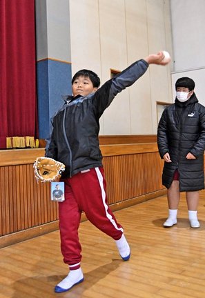 大谷翔平選手から贈られたグラブをはめてキャッチボールする吉田小の児童＝益田市中吉田町