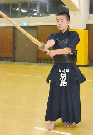 精進を誓い、素振りに打ち込む河島雅樹さん＝米子市糀町１丁目、市営武道館
