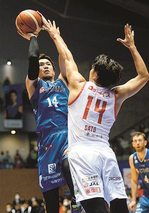 【第２戦・島根ー千葉】第３クオーター、島根の金丸晃輔（左）がシュートを放つ＝松江市総合体育館