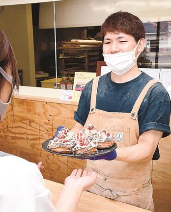 「地域の身近なパン屋になりたい」と話す林光さん＝島根県邑南町山田