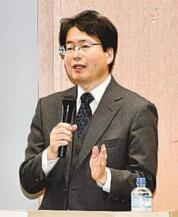 そば切りを振る舞った松江藩士・岡田信世の功績を紹介する西島太郎教授＝松江市朝日町、松江テルサ