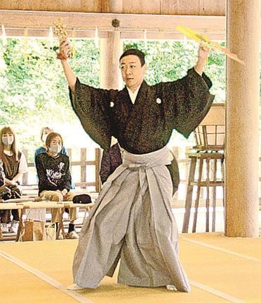 美保神社で舞踊奉納を行う花柳琴臣さん＝松江市美保関町美保関