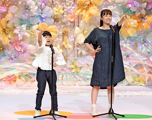グランプリ大会で振り付けを交えて歌う明石さん親子＝東京都、ＥＸシアター六本木