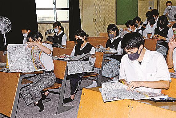 １面から紙面に目を通す生徒＝吉賀町七日市、県立吉賀高校
