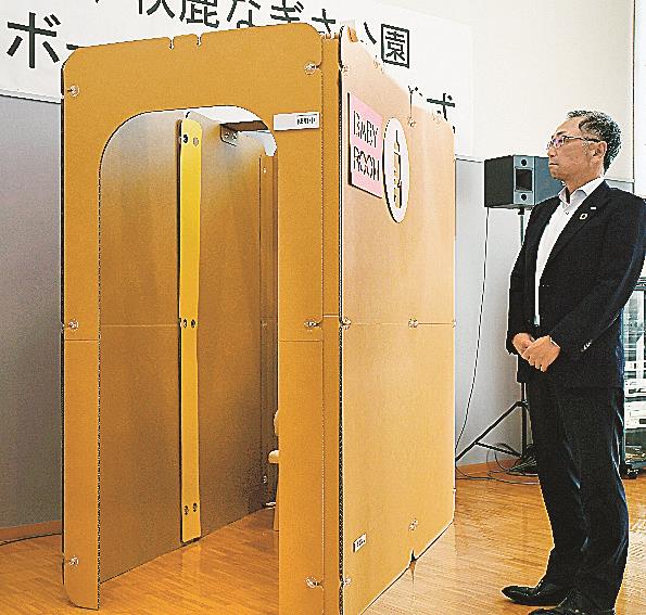 段ボール授乳室を寄贈した日本道路建設業協会中国支部の岩本康弘幹事＝松江市岡本町、秋鹿なぎさ公園