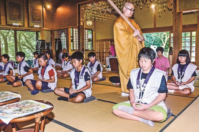 姿勢を正して座禅に挑戦する児童＝島根県吉賀町柿木、報国寺