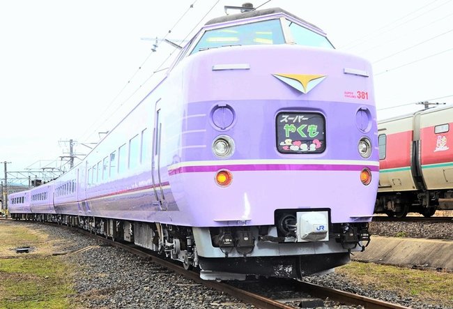 紫を基調に塗装されたスーパーやくも色の３８１系車両＝出雲市東神西町、後藤総合車両所出雲支所