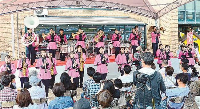 息の合った演奏で観客を魅了する出雲商業高校吹奏楽部の部員＝出雲市多伎町多岐、道の駅キララ多伎