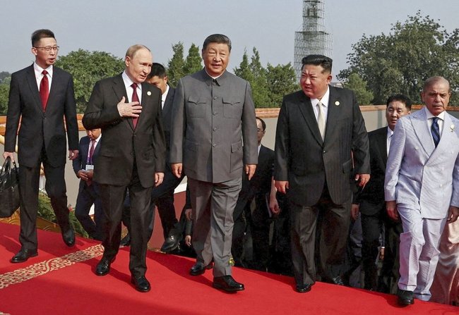 抗日戦争勝利８０年記念行事に出席した中国の習近平国家主席（中央）とロシアのプーチン大統領（同左）、北朝鮮の金正恩朝鮮労働党総書記（同右）ら＝３日、北京（ロイター＝共同）