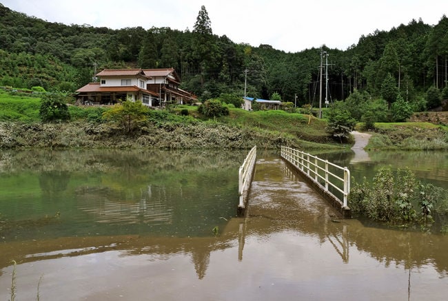 江の川の支流・君谷川が増水した島根県美郷町港地区=15日午後1時57分