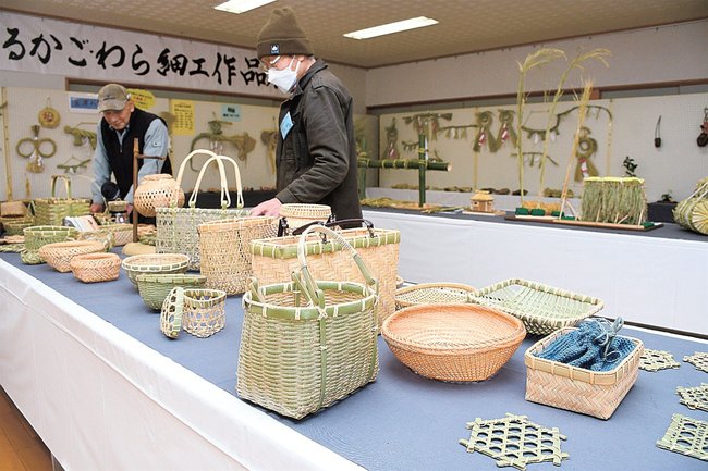 竹細工の作品を見る来場者＝出雲市多伎町口田儀、多伎文化伝習館
