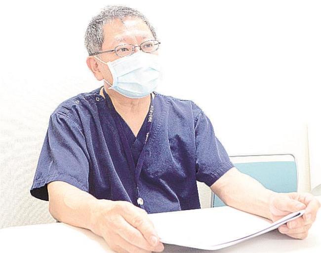 オミクロン株の特徴や感染防止への心構えを話す成相昭吉部長＝松江市母衣町、松江赤十字病院