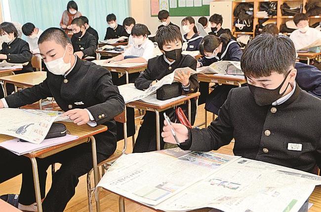 新聞クイズに挑戦する１年生＝大田市仁摩町仁万、大田西中学校