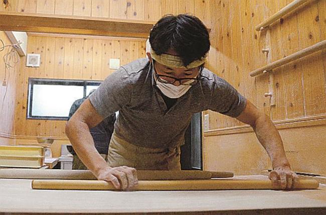 そば打ちに精を出す山中将道代表＝島根県奥出雲町稲原、姫のそば　ゆかり庵