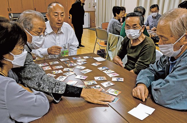 男女平等を考えるかるたを体験する参加者＝松江市島根町加賀、島根公民館