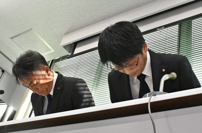 懲戒処分などを謝罪する和田正利管理監（右）＝松江市殿町、島根県庁