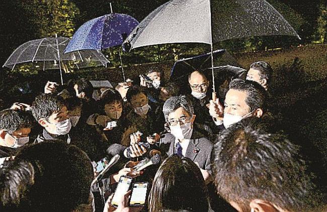岸田首相に辞表を提出した後、取材に応じる寺田総務相＝２０日午後７時５０分、首相公邸
