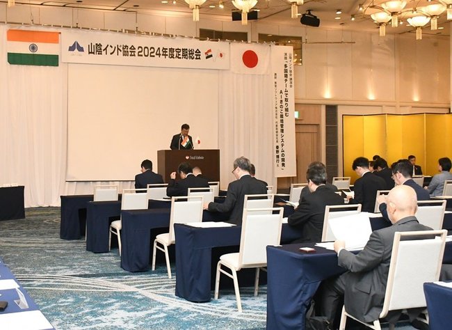 山陰インド協会の２０２４年度事業計画を協議する会員たち＝松江市千鳥町、ホテル一畑